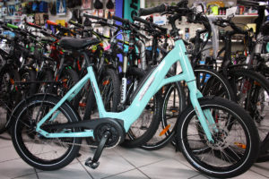 Kompakt-E-Bike von Velo de Ville in der Farbe türkis wird dargestellt.