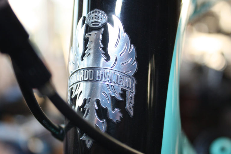 Das Wappen der Fahrradmarke Bianchi als Detailfoto auf einem Fahrradrahmen wird dargestellt.
