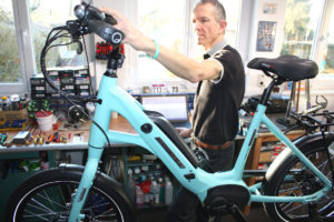Peter Schwöbel repariert ein Kompakt E-Bike von Velo de Ville
