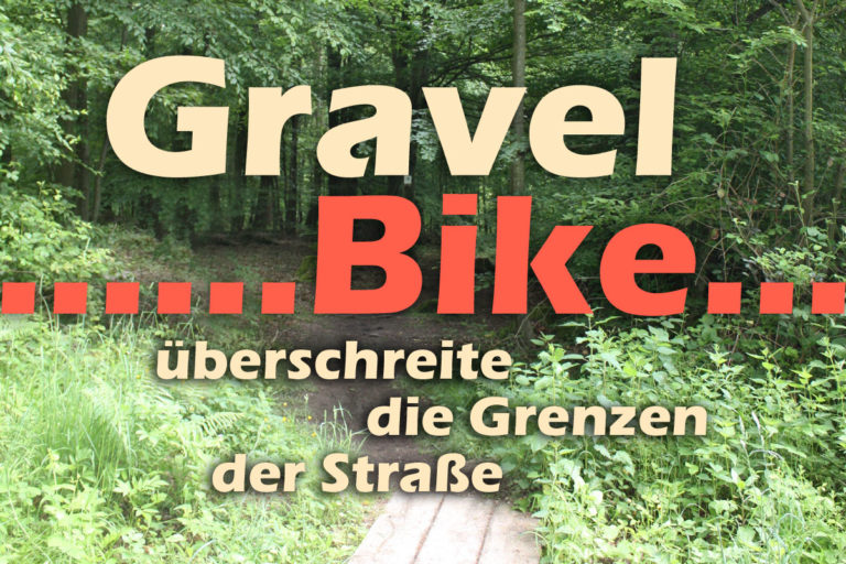 Ein Waldweg wird dargestellt, darauf der Schriftzug Gravel Bike, überschreite die Grenzen der Straße