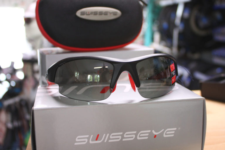 Eine Fahrradbrille der Marke Swisseye mit Brillenetui wird dargestellt.