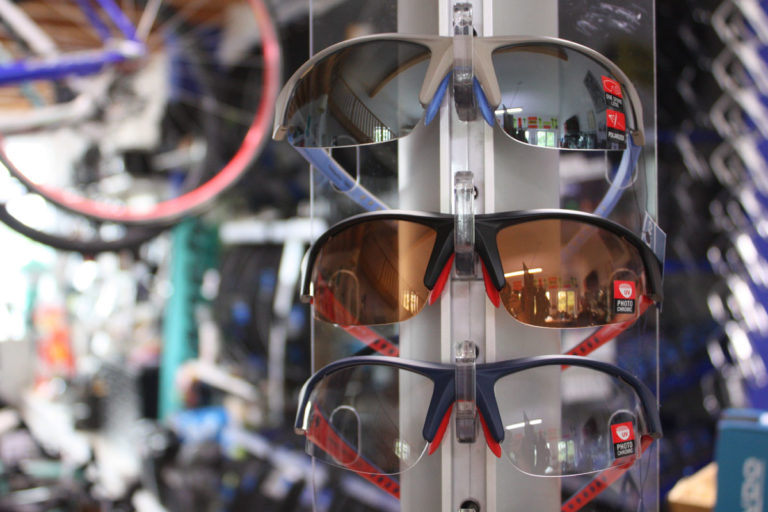 Mehrere Sportbrillen der Marke Swisseye werden auf einem Brillendisplay präsentiert.